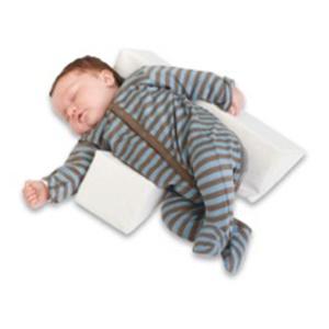 Bébé dormeur latéral: un coussin cunéiforme?