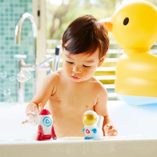 Jouet de bain montessori avec un lion dans une baignoire - Un petit génie