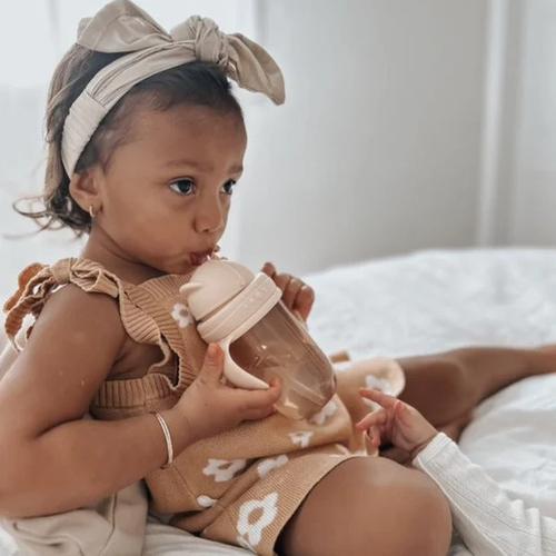 Ensemble De Jus De Fruits Dans Des Gobelets En Verre Avec Pailles