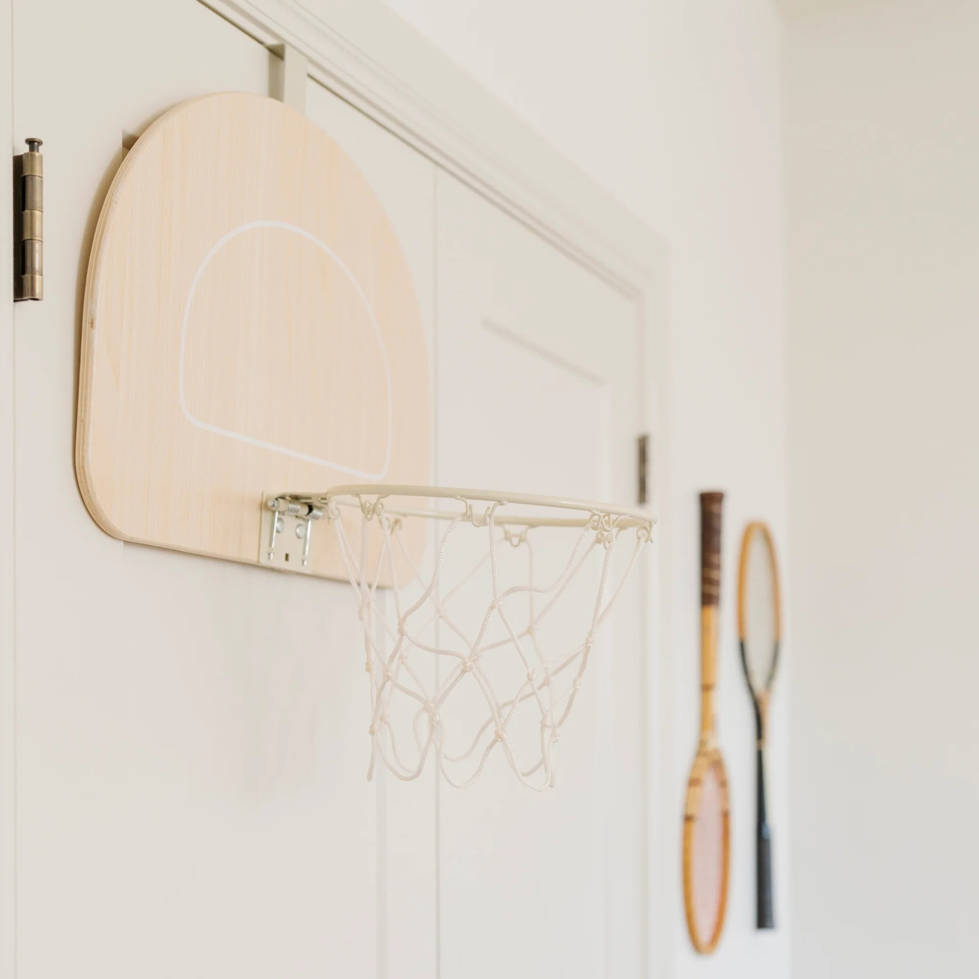 TEMI Mini panier de basket d'intérieur pour enfants de 3, 4, 5, 6, 7, 8 ans, 2 en 1, avec balles et anneaux, planche de basket-ball avec tableau d'affichage, jouet cadeau pour