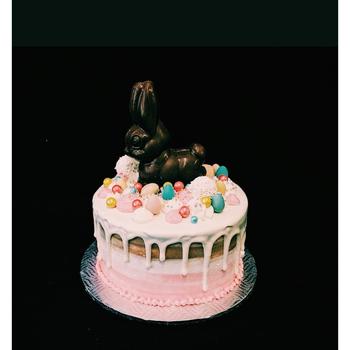 Le Gâteau De Vacances Est Décoré De Boules Dorées, De Paillettes Dorées Et  De Macarons Noirs Gâteau D'anniversaire Pour Homme 60 Ans Gros Plan