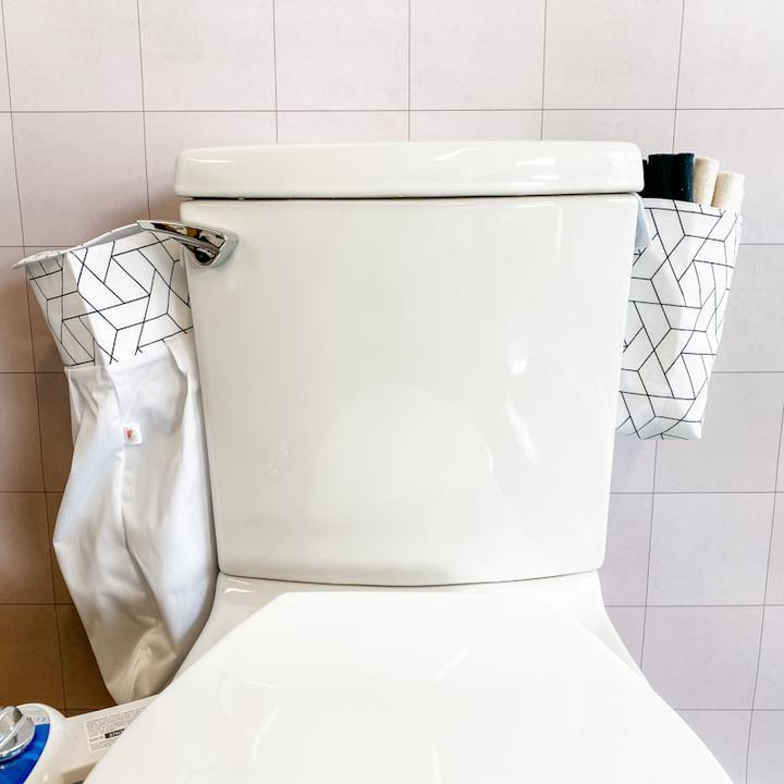 Les Deux Rouleaux De Papier Toilette Sur Le Couvercle De Toilette