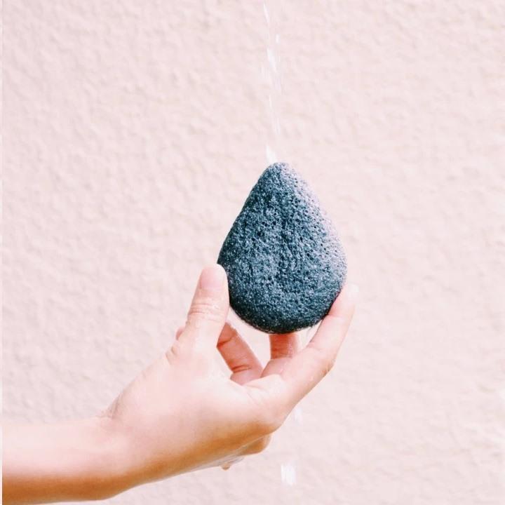 BKIND - Éponge Konjac pour le visage - Charbon de bambou purifiant