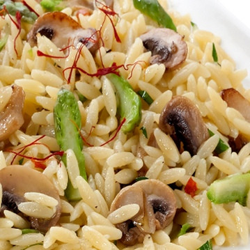 Recette d'orzotto crémeux aux champignons, asperges et huile d'olive aux herbes de Toscane
