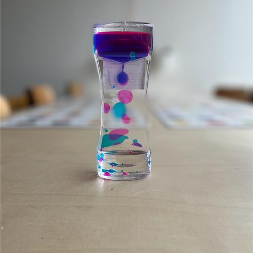 https://images.comelin.com/77/41996/w500/Sablier-liquide-mince-deux-couleurs-Rose-et-bleu-La-Recreation-Famille.webp