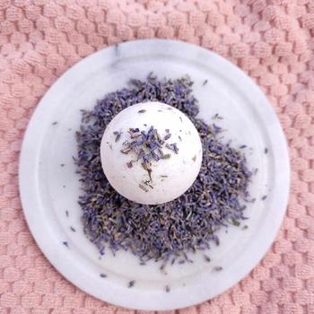 BOMBE DE BAIN EFFERVESCENTE HUILE ESSENTIELLE ET FLEURS DE LAVANDE